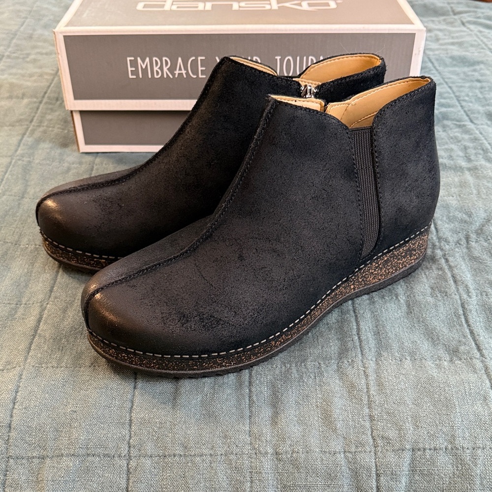 New in Box Dansko Makara Black Burnished Suede Ankle Boots Sz 40